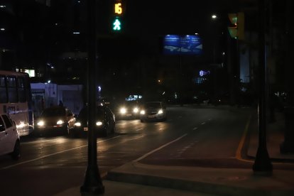 Movimiento en la avenida Francisco de Orellana en Guayaquil durante los apagones del 18 de septiembre de 2024.
