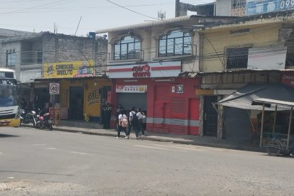 Policias retiraron el arfefacto explosivo dejado en este negocio.