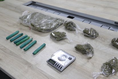 En el interior del inmueble encontraron envolturas de plástico trasparente llenas con una sustancia vegetal color verde, que se presume sería marihuana.