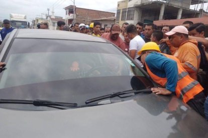 El auto donde fue baleada la señora es un kia Cerato