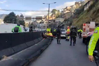 Al llegar al lugar, los socorristas atendieron a las víctimas sacándolas del vehículo.