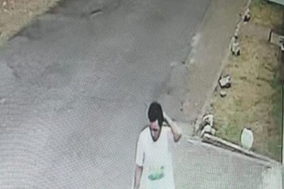 Otra cámara captó cuando el sospechoso regresaba a su casa puesta otra ropa.