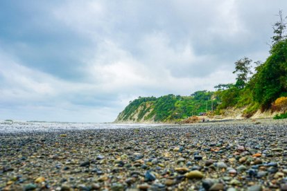 Al caminar por la playa se siente la suave brisa que sopla desde el mar.