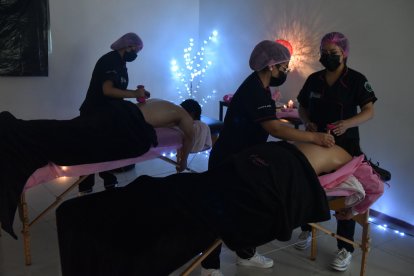 El área de masajes es ambientada para que el paciente entre en un estado de relajación.