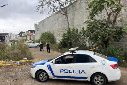 La escena fue acordonada por la policía que llegó al sitio y verificó un cadáver envuelto en sábanas.

ag - periodista
ag - granasa