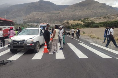 La bicicleta de Pozo (i) quedó destruida al ser impactada por la camioneta.
