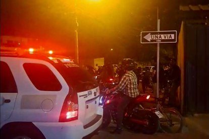 Miembros de la Policía realizan investigaciones para dar con los responsables.