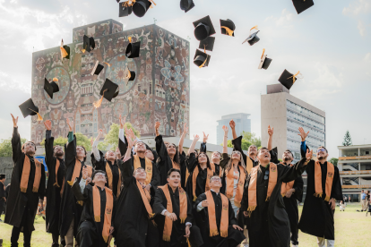 Estudiantes graduados en la UNAM.