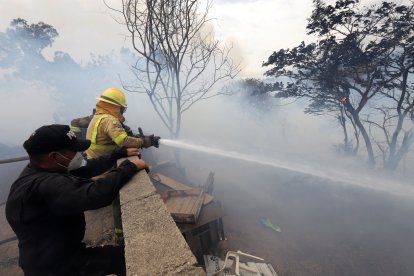 El personal del Cuerpo de Bomberos de Quito ha ejecutado arduas labores.