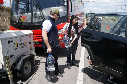 Especialistas del Cuerpo de Bomberos de Quito se preparan constantemente para estas tareas.