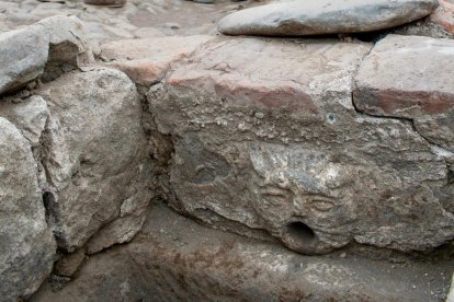 Además de objetos coloniales, como vajilla y utensilios, también se hallaron canales de piedra, como parte de un sistema de distribución de agua.