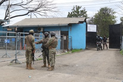 La presencia de militares ha evitado que existan riñas y crímenes entre privados de libertad, pero bandas criminales aún controlan los pabellones.