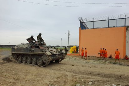 Militares mantienen controles en las cárceles del país.