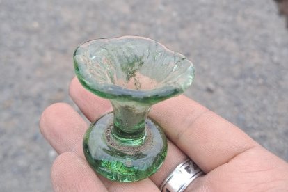 A los arqueólogos les ha llamado la atención esta copa de vidrio de cinco centímetros, que está intacta