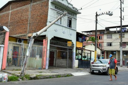 El poste se viró como consecuencia de un accidente de tránsito.