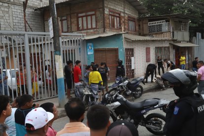 Personas observan en uno de los lugares donde se dieron los hechos, esta tarde, en Durán.