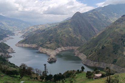 Antonio Goncalves, ministro de Energía, recorrió la central de Mazar el 17 de septiembre.