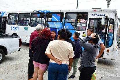 Los parientes de la niña de 5 años fallecida llegaron a la morgue para retirar su cuerpecito.