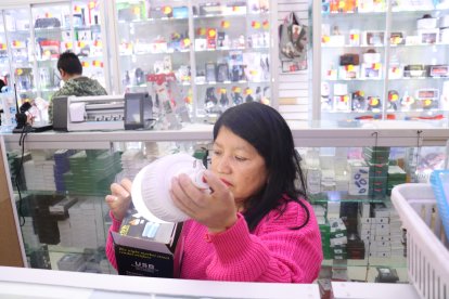 Martha Ramos mostró diferentes tipos de luces recargables.