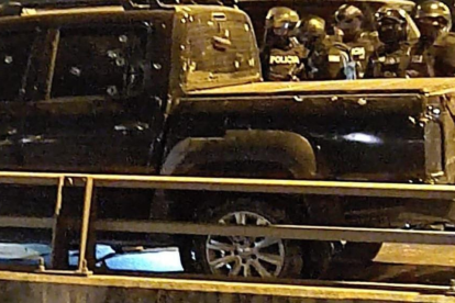 Imagen que circula en redes sociales de la camioneta baleada. El conductor habría disparado a los agentes de la Policía.