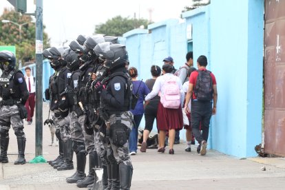 Los padres de familia se sorprendieron al ver varios patrullajes en el colegio.