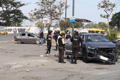 Dos vehículos se vieron involucrados en la balacera.