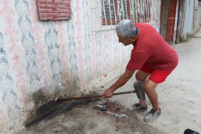 Este lunes, en la quinta etapa de la ciudadela El Recreo, un ciudadano limpiaba manchas negras.