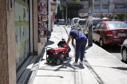 Los negocios optaron por comprar generadores de energía para no perder a sus clientes.