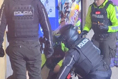 Las chicas tiroteadas fueron atendidas en el mismo sitio y luego llevadas a hospitales.