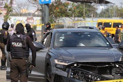 El carro en el que iban las víctimas quedó con orificios de balas y fue chocado por los criminales.