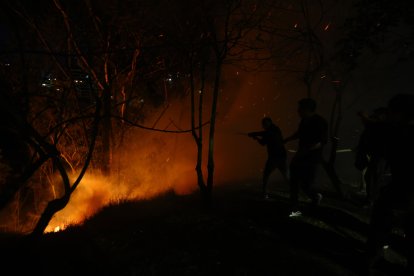 Moradores del sector llevan varias horas combatiendo el fuego.