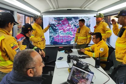 bomberos de otras ciudades se unen al esfuerzo de combatir el incendio.