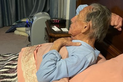 El abuelito de Cora Hervás depende del concentrador de oxígeno desde hace cuatro años.