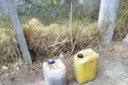 Estas dos canecas con combustible fueron encontradas detrás de la iglesia de Guápulo, calle Ninahualpa.