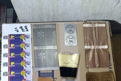 Entre las evidencias constan envolturas y sellos falsificados.