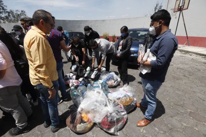 Los afectados reciben apoyo tras los incendios que destruyeron zonas verdes y domicilios.