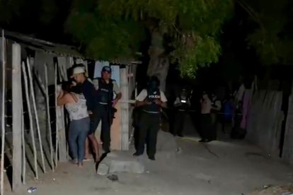 Agentes de la Policía en la escena del crimen.