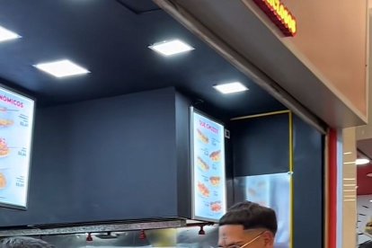 Almigthy saluda a sus fanáticos en un centro comercial de la Aurora.