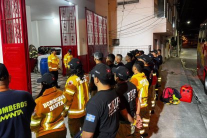 Bomberos de Manta antes de viajar a Latacunga.