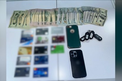 El capturado tenía en su poder varias tarjetas de crédito y tenía como destino su natal República Dominicana cuando fue detenido.