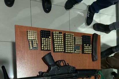 Los uniformados intervinieron encontrando el subfusil, un fusil y 250 municiones de calibre 9 milímetros y 5.56.