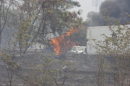 El paisaje quedó opacado por una espesa nube de humo.