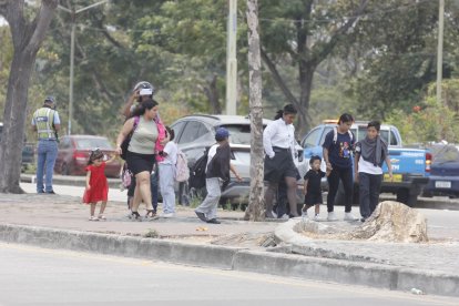 Las personas quedaban admiradas al ver el incendio forestal.