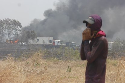 Personas trataban de no inhalar el humo negro.