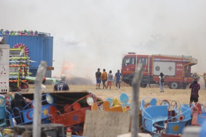 Las personas que laboraban en la instalación de los juegos mecánicos se mantuvieron alejados del fuego.