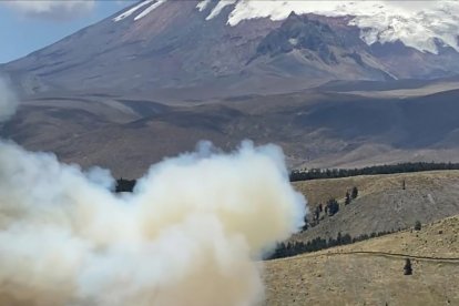 La irregularidad del terreno y los vientos  dificultan la tarea de controlar el fuego.