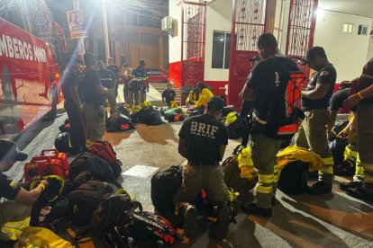El equipo de bomberos de Manta se movilizó con bombas portátiles, motosierras,  motoguadañas, una piscina portátil y herramientas forestales.