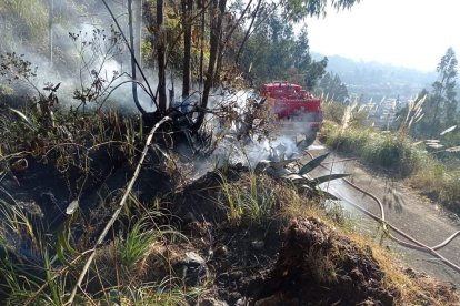 Bomberos se mantienen en el cerro Zhalao para prevenir que se reactive el fuego.
