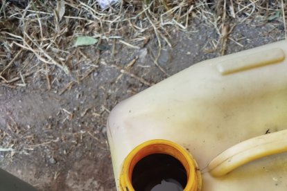 Las canecas con diesel y aceite fueron halladas detrás de la iglesia de Guápulo.