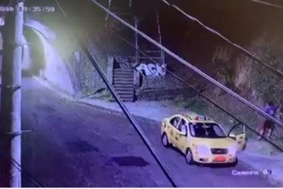 Esta imagen circuló en redes sociales y captó al taxista comenzando un incendio en Quito.